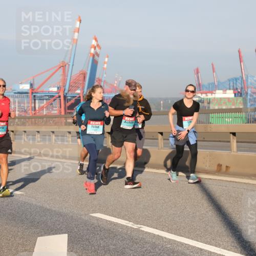 03.10.2025 - Köhlbrandbrückenlauf Yannick Fuchs http://msf.ph/oto/9175747 03.10.2025 08:45:38 Position 2 3201, 1327, 1419 meine-sportfotos.de