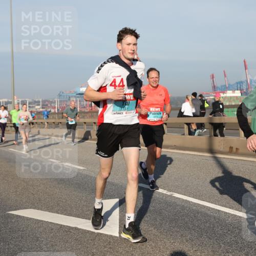03.10.2025 - Köhlbrandbrückenlauf Yannick Fuchs http://msf.ph/oto/9176067 03.10.2025 08:46:08 Position 2 44, 1151, 1973, 3238 meine-sportfotos.de