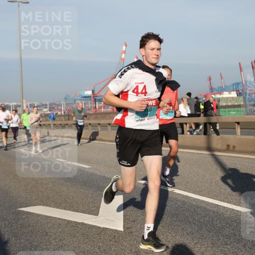 03.10.2025 - Köhlbrandbrückenlauf Yannick Fuchs http://msf.ph/oto/9176070 03.10.2025 08:46:08 Position 2 44, 1151, 3238 meine-sportfotos.de