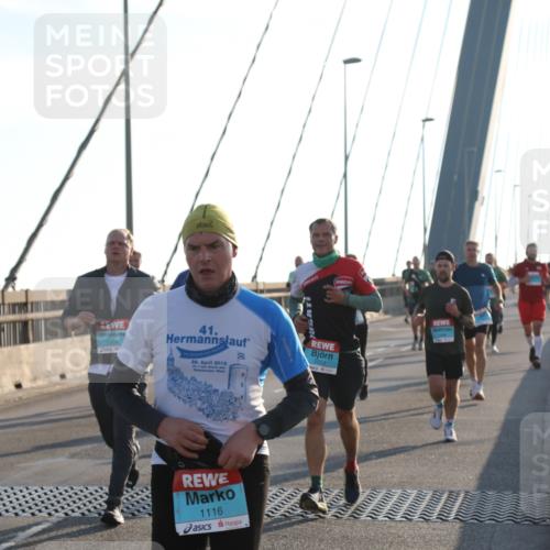 03.10.2025 - Köhlbrandbrückenlauf Yannick Fuchs http://msf.ph/oto/9176201 03.10.2025 08:25:37 Position 1 1334, 41, 29, 2012, 1116 meine-sportfotos.de