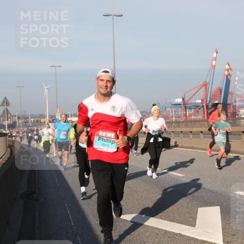 03.10.2025 - Köhlbrandbrückenlauf Yannick Fuchs http://msf.ph/oto/9176212 03.10.2025 08:46:26 Position 2 61, 5, 3615, 15 meine-sportfotos.de