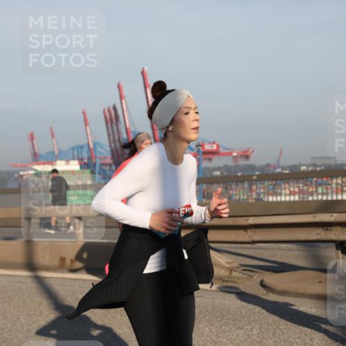 03.10.2025 - Köhlbrandbrückenlauf Yannick Fuchs http://msf.ph/oto/9176228 03.10.2025 08:46:29 Position 2 18 meine-sportfotos.de