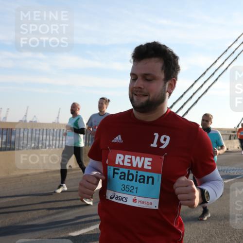 03.10.2025 - Köhlbrandbrückenlauf Yannick Fuchs http://msf.ph/oto/9176299 03.10.2025 08:25:45 Position 1 19, 3521 meine-sportfotos.de