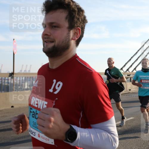 03.10.2025 - Köhlbrandbrückenlauf Yannick Fuchs http://msf.ph/oto/9176301 03.10.2025 08:25:45 Position 1 19, 352, 1141 meine-sportfotos.de