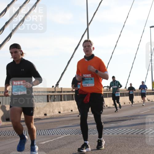 03.10.2025 - Köhlbrandbrückenlauf Yannick Fuchs http://msf.ph/oto/9176311 03.10.2025 08:25:47 Position 1 1447, 3790 meine-sportfotos.de
