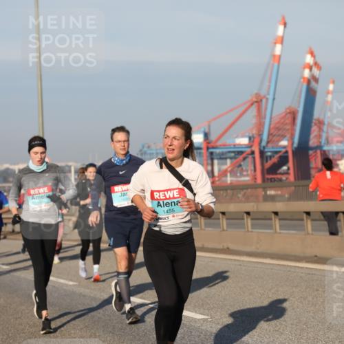 03.10.2025 - Köhlbrandbrückenlauf Yannick Fuchs http://msf.ph/oto/9176349 03.10.2025 08:46:41 Position 2 1438, 1439, 1455 meine-sportfotos.de