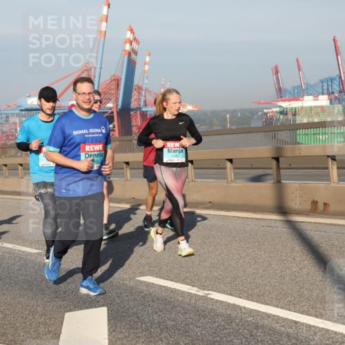 03.10.2025 - Köhlbrandbrückenlauf Yannick Fuchs http://msf.ph/oto/9176419 03.10.2025 08:46:46 Position 2 3445 meine-sportfotos.de