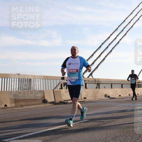 03.10.2025 - Köhlbrandbrückenlauf Yannick Fuchs http://msf.ph/oto/9176423 03.10.2025 08:25:56 Position 1 1351, 1045 meine-sportfotos.de