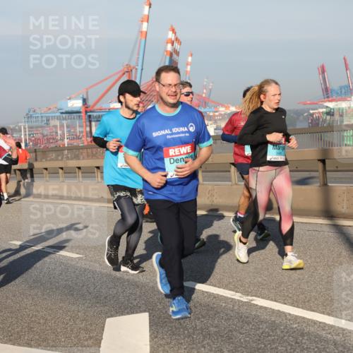 03.10.2025 - Köhlbrandbrückenlauf Yannick Fuchs http://msf.ph/oto/9176426 03.10.2025 08:46:47 Position 2 1604, 3596, 3445 meine-sportfotos.de