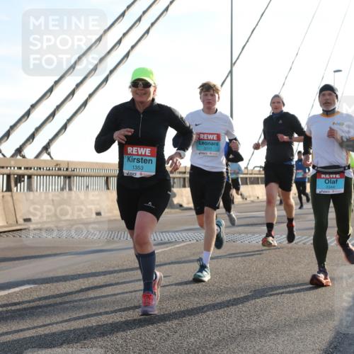 03.10.2025 - Köhlbrandbrückenlauf Yannick Fuchs http://msf.ph/oto/9176483 03.10.2025 08:26:00 Position 1 1353, 3111, 3344, 111100 meine-sportfotos.de
