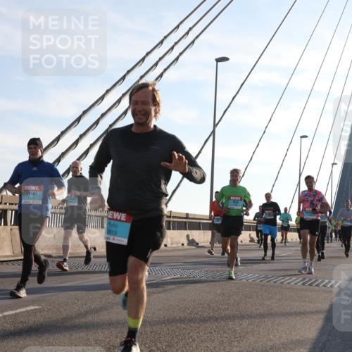 03.10.2025 - Köhlbrandbrückenlauf Yannick Fuchs http://msf.ph/oto/9176538 03.10.2025 08:26:05 Position 1 1370, 3813 meine-sportfotos.de