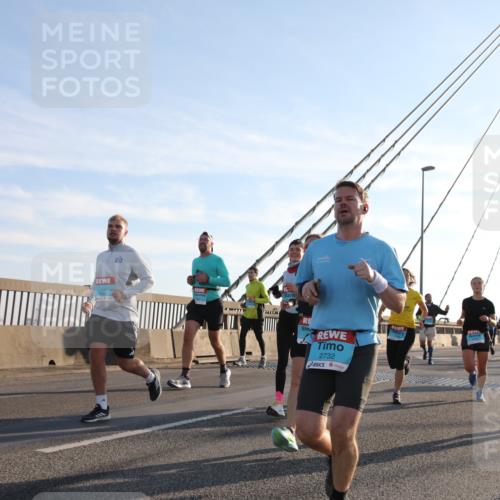 03.10.2025 - Köhlbrandbrückenlauf Yannick Fuchs http://msf.ph/oto/9176644 03.10.2025 08:26:14 Position 1 1, 3, 2018, 2732 meine-sportfotos.de