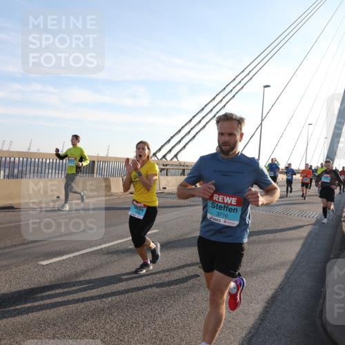 03.10.2025 - Köhlbrandbrückenlauf Yannick Fuchs http://msf.ph/oto/9176676 03.10.2025 08:26:15 Position 1 3710 meine-sportfotos.de
