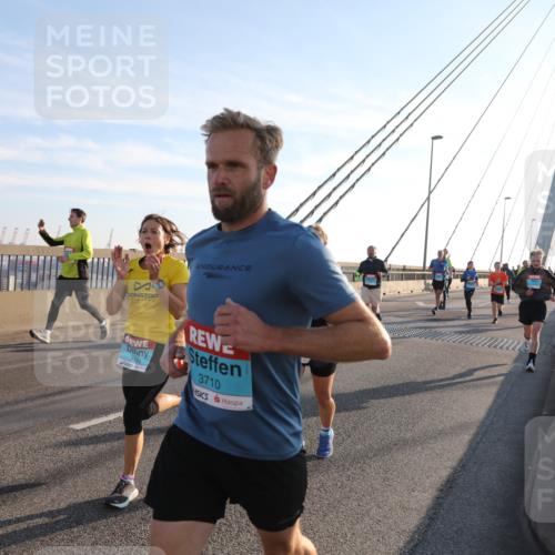 03.10.2025 - Köhlbrandbrückenlauf Yannick Fuchs http://msf.ph/oto/9176681 03.10.2025 08:26:15 Position 1 130, 3333, 3710 meine-sportfotos.de