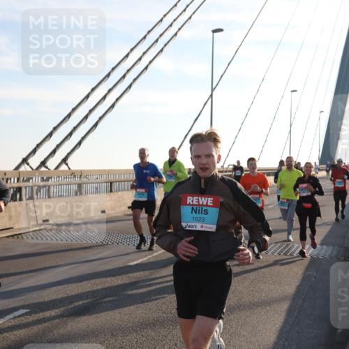03.10.2025 - Köhlbrandbrückenlauf Yannick Fuchs http://msf.ph/oto/9176717 03.10.2025 08:26:17 Position 1 3708, 1623 meine-sportfotos.de