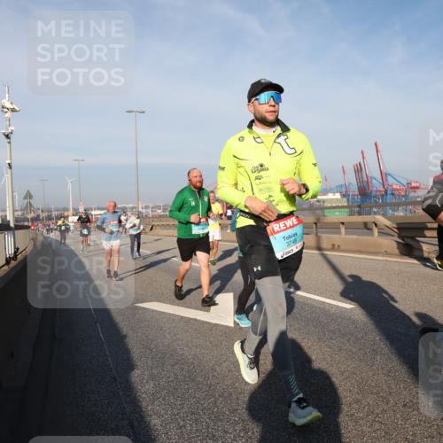 03.10.2025 - Köhlbrandbrückenlauf Yannick Fuchs http://msf.ph/oto/9176760 03.10.2025 08:47:14 Position 2 3748, 3268 meine-sportfotos.de