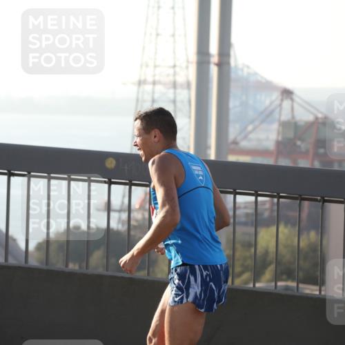 03.10.2025 - Köhlbrandbrückenlauf Yannick Fuchs http://msf.ph/oto/9176795 03.10.2025 08:26:23 Position 1  meine-sportfotos.de