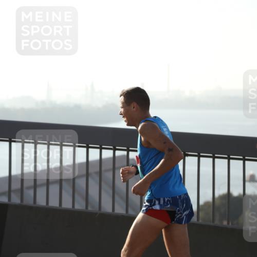03.10.2025 - Köhlbrandbrückenlauf Yannick Fuchs http://msf.ph/oto/9176799 03.10.2025 08:26:23 Position 1 4100 meine-sportfotos.de