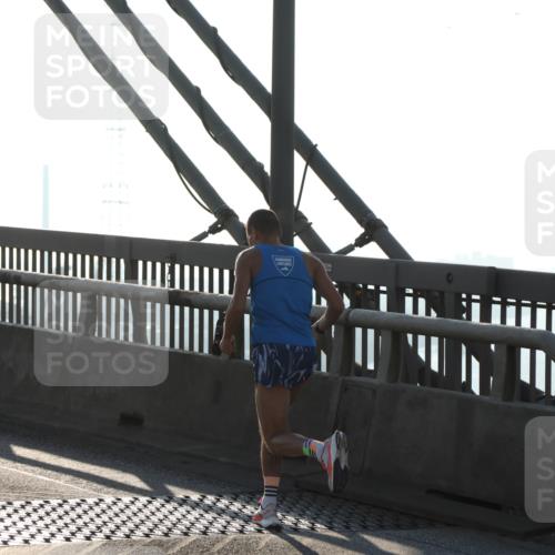 03.10.2025 - Köhlbrandbrückenlauf Yannick Fuchs http://msf.ph/oto/9176828 03.10.2025 08:26:25 Position 1  meine-sportfotos.de