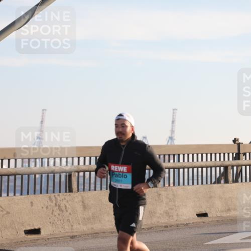 03.10.2025 - Köhlbrandbrückenlauf Yannick Fuchs http://msf.ph/oto/9176843 03.10.2025 08:26:34 Position 1 2661 meine-sportfotos.de