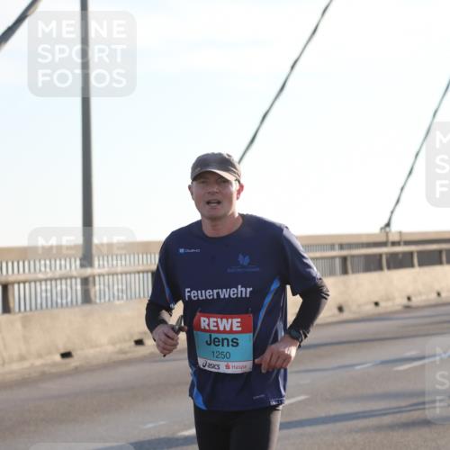 03.10.2025 - Köhlbrandbrückenlauf Yannick Fuchs http://msf.ph/oto/9176863 03.10.2025 08:26:38 Position 1 1250, 1626 meine-sportfotos.de