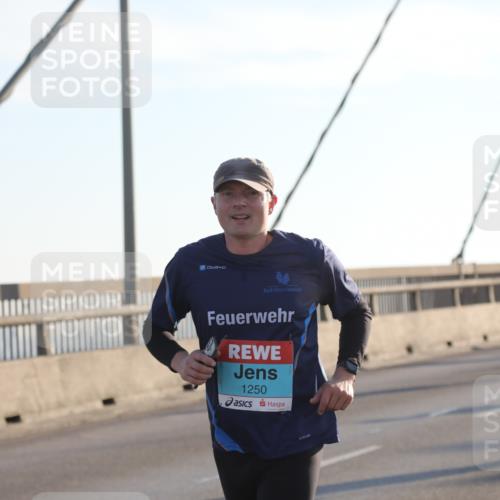 03.10.2025 - Köhlbrandbrückenlauf Yannick Fuchs http://msf.ph/oto/9176866 03.10.2025 08:26:38 Position 1 1250 meine-sportfotos.de