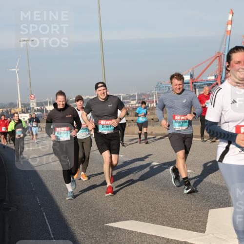 03.10.2025 - Köhlbrandbrückenlauf Yannick Fuchs http://msf.ph/oto/9176905 03.10.2025 08:47:32 Position 2 3471, 1324, 3037, 3470, 2749 meine-sportfotos.de