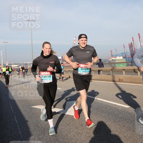 03.10.2025 - Köhlbrandbrückenlauf Yannick Fuchs http://msf.ph/oto/9176924 03.10.2025 08:47:34 Position 2 3471, 3470, 3037 meine-sportfotos.de