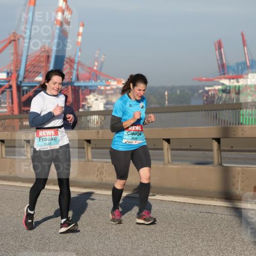03.10.2025 - Köhlbrandbrückenlauf Yannick Fuchs http://msf.ph/oto/9176936 03.10.2025 08:47:36 Position 2 3665, 3666 meine-sportfotos.de