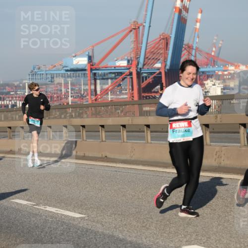 03.10.2025 - Köhlbrandbrückenlauf Yannick Fuchs http://msf.ph/oto/9176937 03.10.2025 08:47:36 Position 2 3665, 3666 meine-sportfotos.de