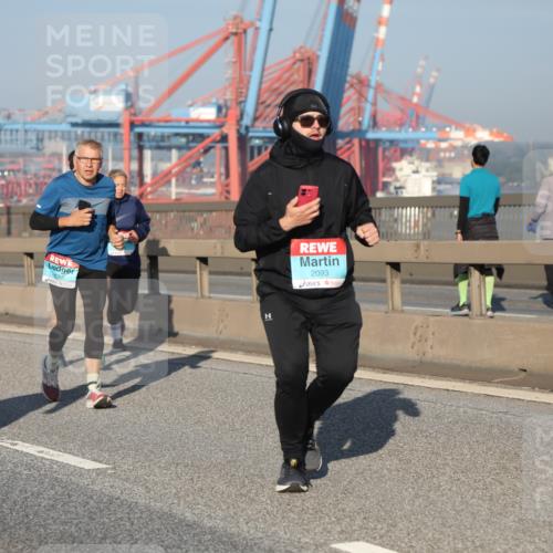 03.10.2025 - Köhlbrandbrückenlauf Yannick Fuchs http://msf.ph/oto/9176976 03.10.2025 08:47:41 Position 2 796, 1685, 2093, 1933 meine-sportfotos.de