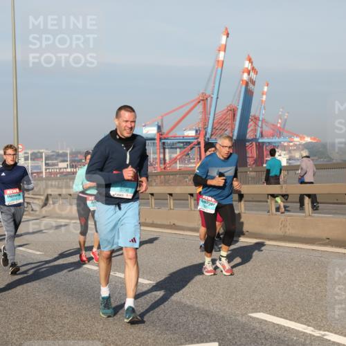 03.10.2025 - Köhlbrandbrückenlauf Yannick Fuchs http://msf.ph/oto/9176991 03.10.2025 08:47:42 Position 2 3796, 3691 meine-sportfotos.de