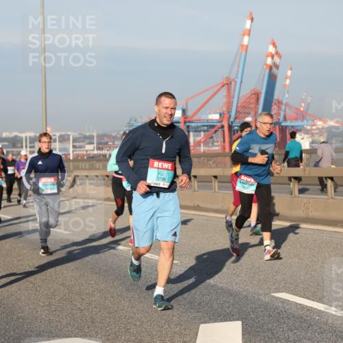 03.10.2025 - Köhlbrandbrückenlauf Yannick Fuchs http://msf.ph/oto/9176994 03.10.2025 08:47:42 Position 2 3796, 3691 meine-sportfotos.de