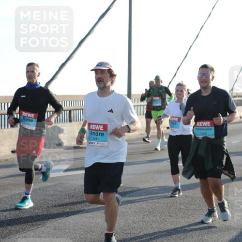 03.10.2025 - Köhlbrandbrückenlauf Yannick Fuchs http://msf.ph/oto/9177036 03.10.2025 08:27:06 Position 1 3188, 3481, 1506 meine-sportfotos.de