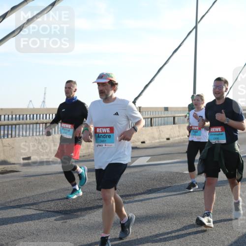 03.10.2025 - Köhlbrandbrückenlauf Yannick Fuchs http://msf.ph/oto/9177038 03.10.2025 08:27:06 Position 1 3188, 3481, 1506 meine-sportfotos.de