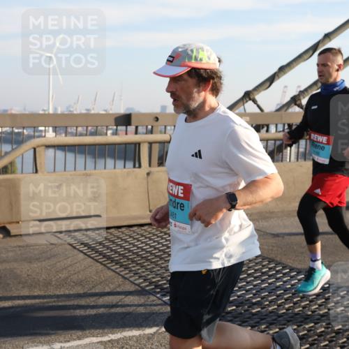 03.10.2025 - Köhlbrandbrückenlauf Yannick Fuchs http://msf.ph/oto/9177041 03.10.2025 08:27:07 Position 1 3481 meine-sportfotos.de
