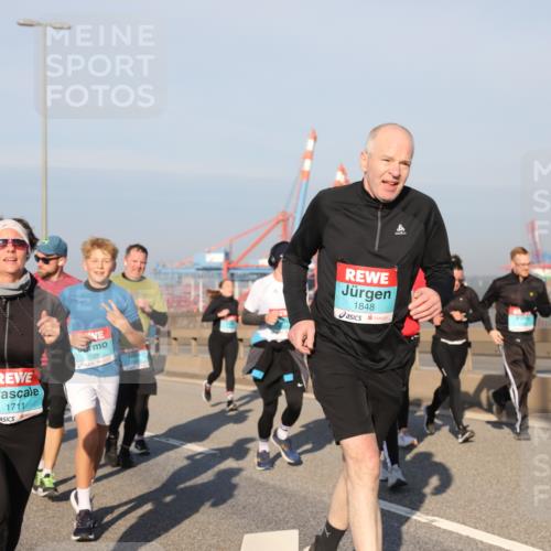 03.10.2025 - Köhlbrandbrückenlauf Yannick Fuchs http://msf.ph/oto/9177095 03.10.2025 08:47:55 Position 2 3126, 1711, 1848 meine-sportfotos.de