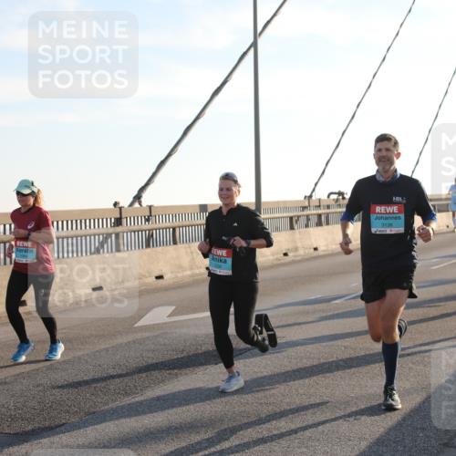 03.10.2025 - Köhlbrandbrückenlauf Yannick Fuchs http://msf.ph/oto/9177102 03.10.2025 08:27:14 Position 1 1238, 3138 meine-sportfotos.de