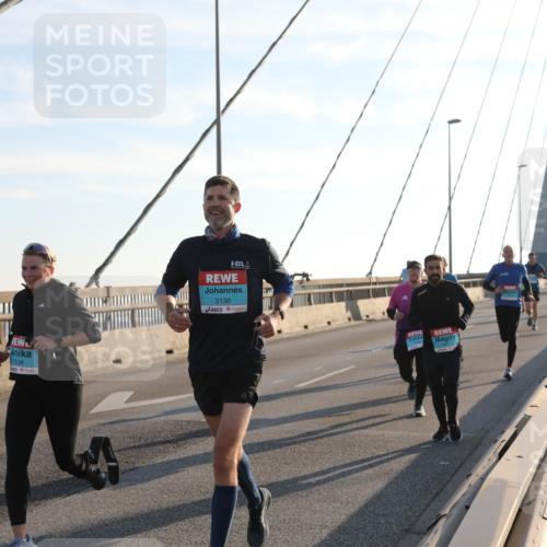 03.10.2025 - Köhlbrandbrückenlauf Yannick Fuchs http://msf.ph/oto/9177108 03.10.2025 08:27:15 Position 1 1238, 3138 meine-sportfotos.de