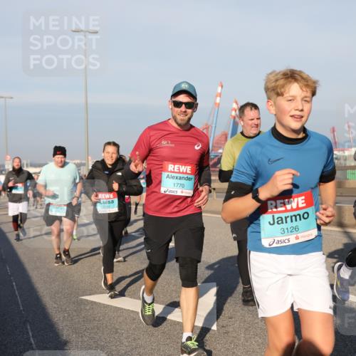 03.10.2025 - Köhlbrandbrückenlauf Yannick Fuchs http://msf.ph/oto/9177109 03.10.2025 08:47:57 Position 2 2122, 1770, 3126, 1745 meine-sportfotos.de