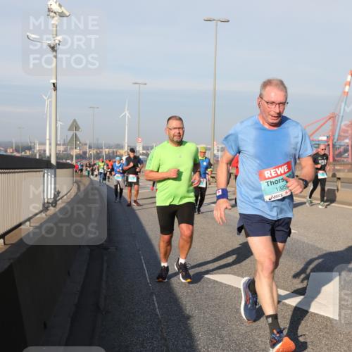 03.10.2025 - Köhlbrandbrückenlauf Yannick Fuchs http://msf.ph/oto/9177154 03.10.2025 08:48:03 Position 2 1325 meine-sportfotos.de