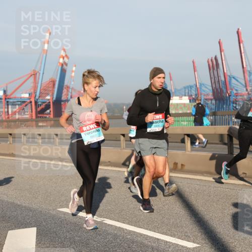 03.10.2025 - Köhlbrandbrückenlauf Yannick Fuchs http://msf.ph/oto/9177241 03.10.2025 08:48:13 Position 2 1907, 1905, 00 meine-sportfotos.de