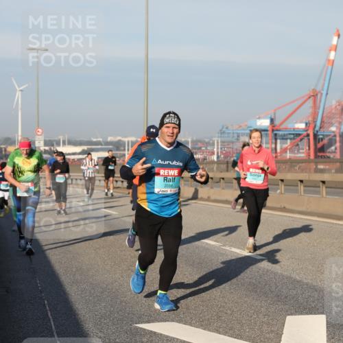 03.10.2025 - Köhlbrandbrückenlauf Yannick Fuchs http://msf.ph/oto/9177287 03.10.2025 08:48:17 Position 2 2038, 1431 meine-sportfotos.de
