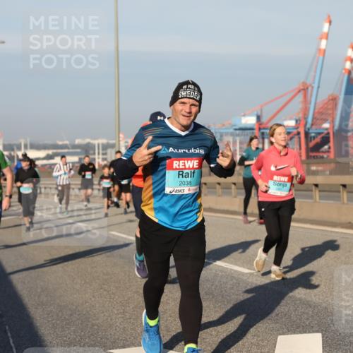 03.10.2025 - Köhlbrandbrückenlauf Yannick Fuchs http://msf.ph/oto/9177295 03.10.2025 08:48:17 Position 2 2038, 1431 meine-sportfotos.de