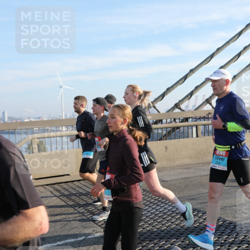 03.10.2025 - Köhlbrandbrückenlauf Yannick Fuchs http://msf.ph/oto/9177330 03.10.2025 08:27:42 Position 1 3300 meine-sportfotos.de