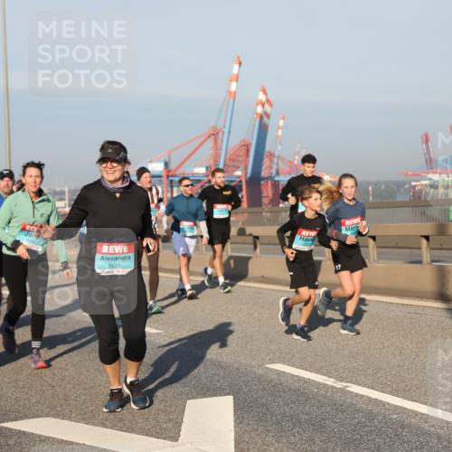 03.10.2025 - Köhlbrandbrückenlauf Yannick Fuchs http://msf.ph/oto/9177364 03.10.2025 08:48:24 Position 2 3178, 3175, 3219, 17 meine-sportfotos.de