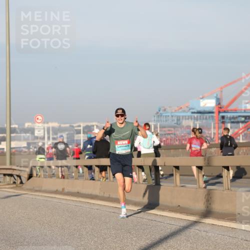 03.10.2025 - Köhlbrandbrückenlauf Yannick Fuchs http://msf.ph/oto/9177369 03.10.2025 08:27:53 Position 1 1008, 2125 meine-sportfotos.de