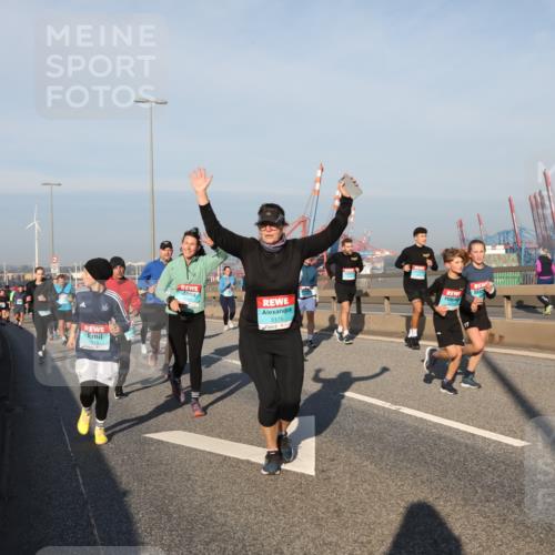 03.10.2025 - Köhlbrandbrückenlauf Yannick Fuchs http://msf.ph/oto/9177375 03.10.2025 08:48:25 Position 2 3178, 3175, 17 meine-sportfotos.de