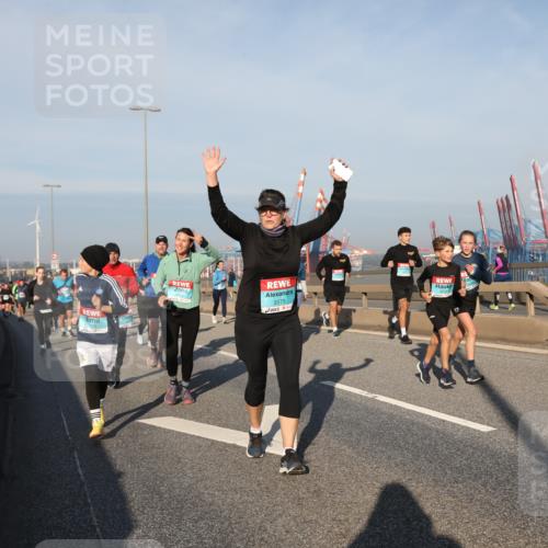 03.10.2025 - Köhlbrandbrückenlauf Yannick Fuchs http://msf.ph/oto/9177378 03.10.2025 08:48:25 Position 2 3178, 3175 meine-sportfotos.de