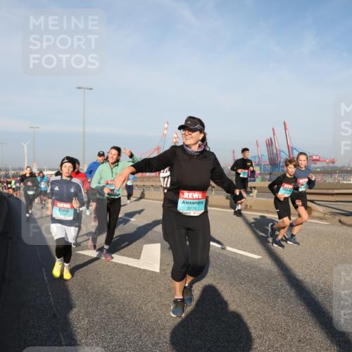 03.10.2025 - Köhlbrandbrückenlauf Yannick Fuchs http://msf.ph/oto/9177389 03.10.2025 08:48:25 Position 2 3178, 3175 meine-sportfotos.de